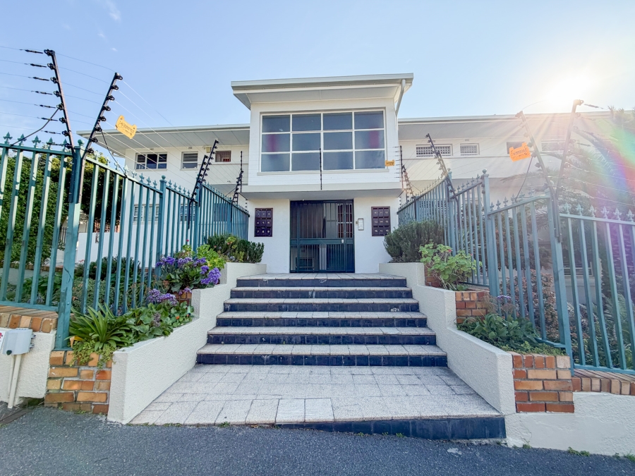 1 Bedroom Property for Sale in Vredehoek Western Cape